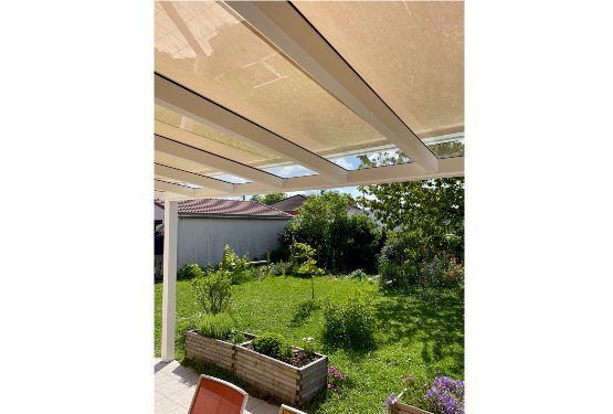 Pergola en aluminium - couverture en verre + store sur toiture